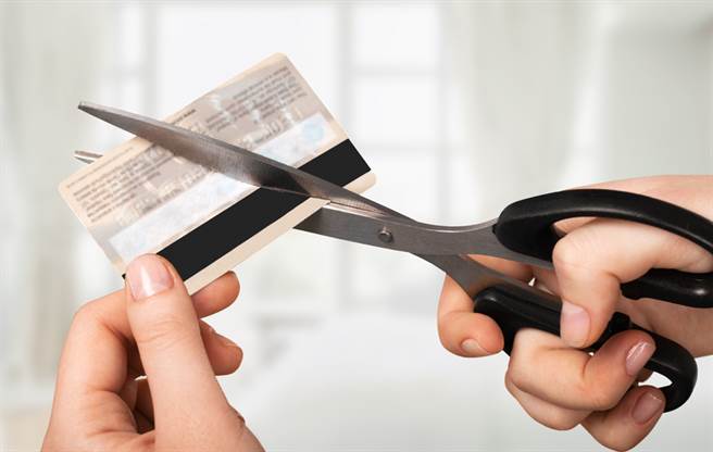 拒缴违约金被客服冷回 女子剪卡后秒后悔：我蠢（示意图／达志影像）