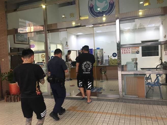 邱姓男子因被按喇叭不满，拿开山刀下车。桃园警方稍早依照恐吓及社会秩序维护法移请侦办。（警方提供／赖佑维桃园传真）