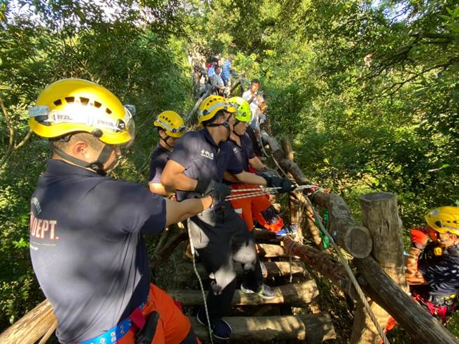 三名男子到大坑採草药，遭虎头蜂攻击跌落山谷，经消防救难人员救援，顺利脱困。（台中市消防局提供／冯惠宜台中传真）