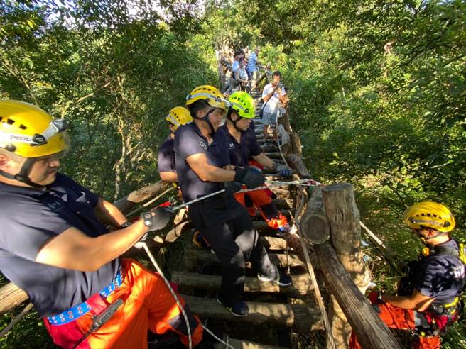 三名男子到大坑採草药，遭虎头蜂攻击跌落山谷，经消防救难人员救援，顺利脱困。（台中市消防局提供／冯惠宜台中传真）