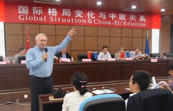 曾任职英国军情六处的英国商人弗雷泽．卡迈伦(持麦克风者）近日被指控向2名持有驻欧盟记者身份的大陆间谍出售重要情报。（图／四川大学欧洲问题研究中心) 