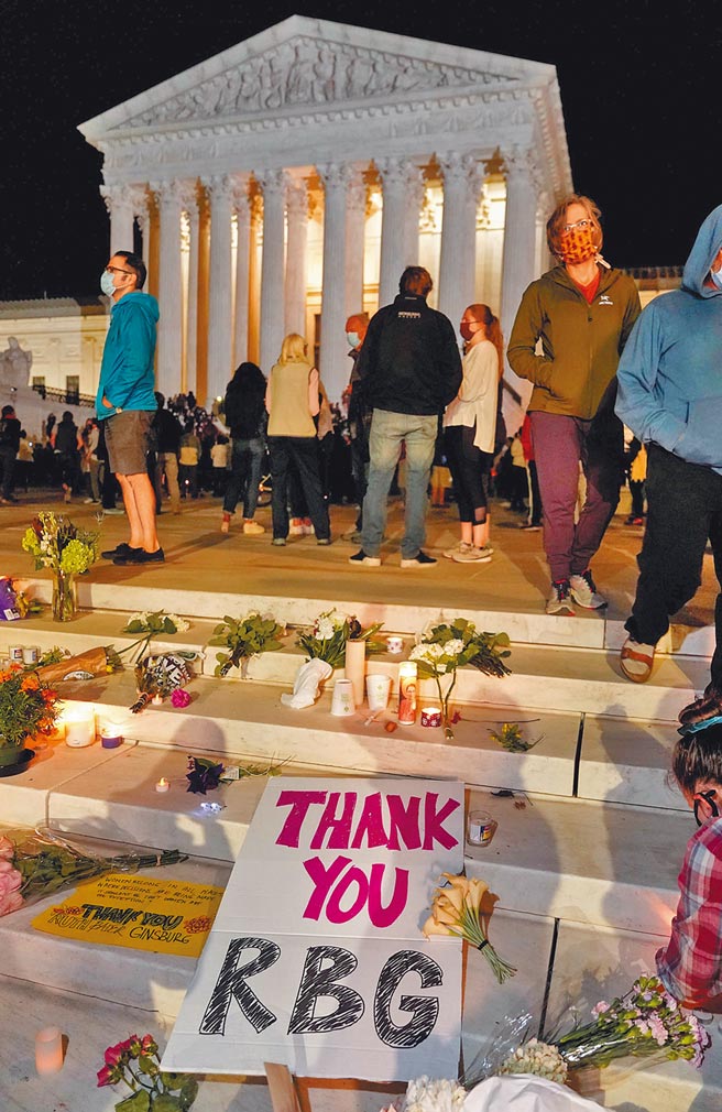 美國聯邦最高法院大法官金斯柏格（Ruth Bader Ginsburg）癌症逝世後，民眾在華府最高法院前方階梯，放上表示感謝與哀悼之意的鮮花與海報。（路透）