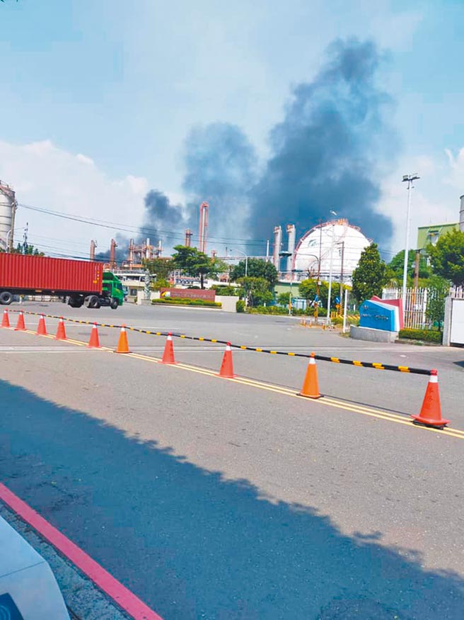 高市林园工业区亚聚厂区19日因制程反应器破裂盘异常泄压，乙烯泄漏燃烧，引发火警。（高市议员邱于轩提供／林宏聪高雄传真）