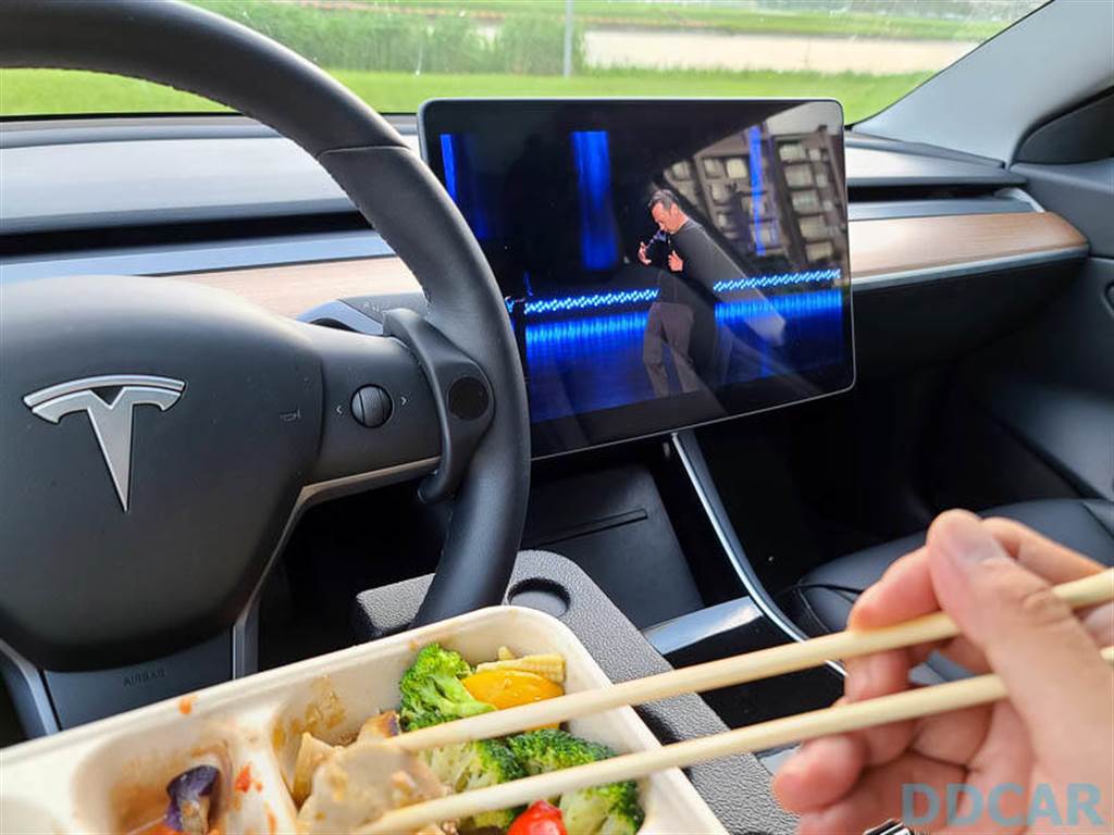 在特斯拉車上的好處，就是不用再費心架手機看片，優雅地打開 Netflix，眼睛一轉、吃飯配電視最對味。