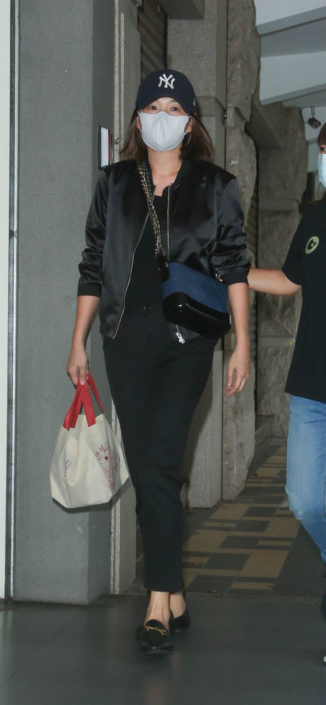 六月一早就到小鬼灵堂。（图／吴松翰摄）