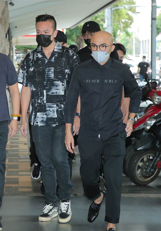 小钟和小马到灵堂哀悼。（图／吴松翰摄）