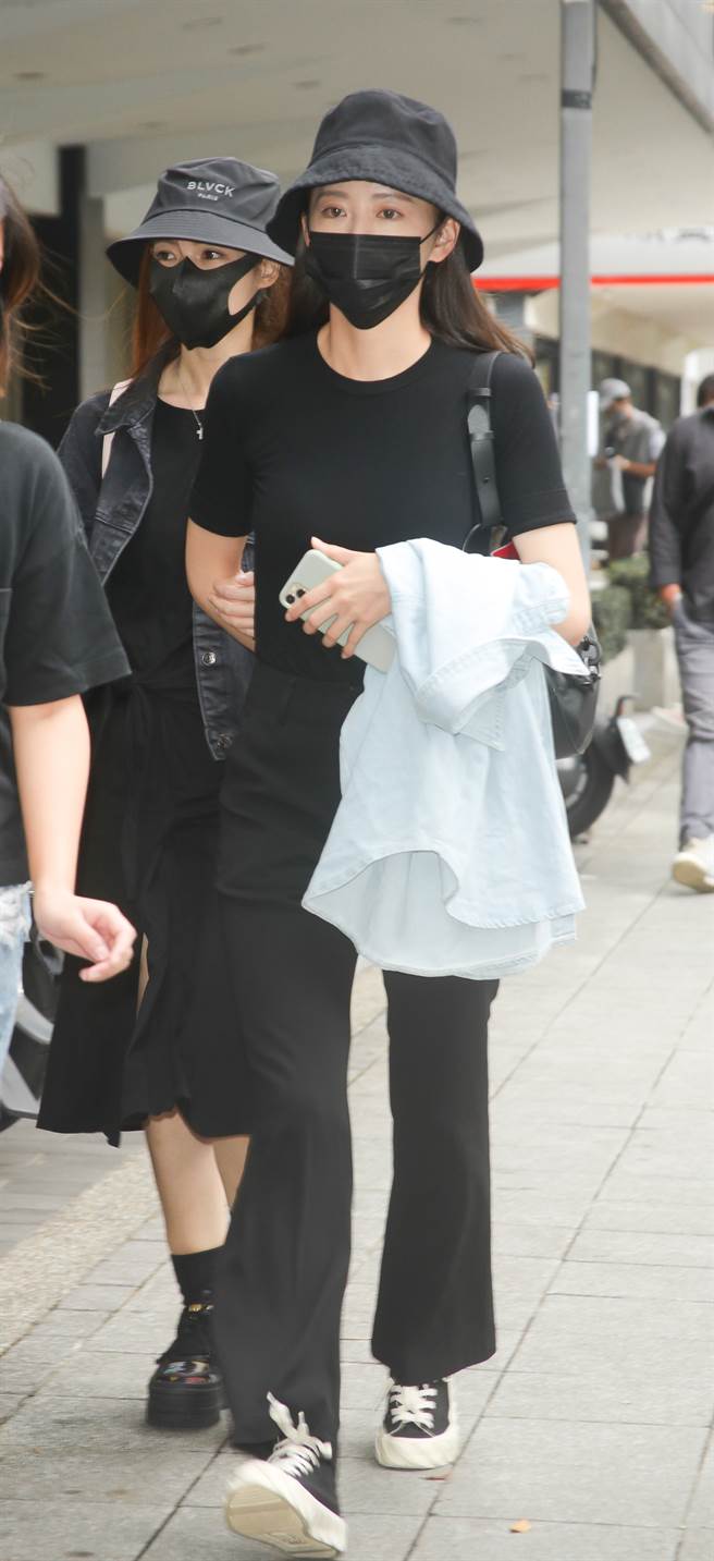 梁以丞、萝莉塔赴灵堂哀悼。（图／吴松翰摄）