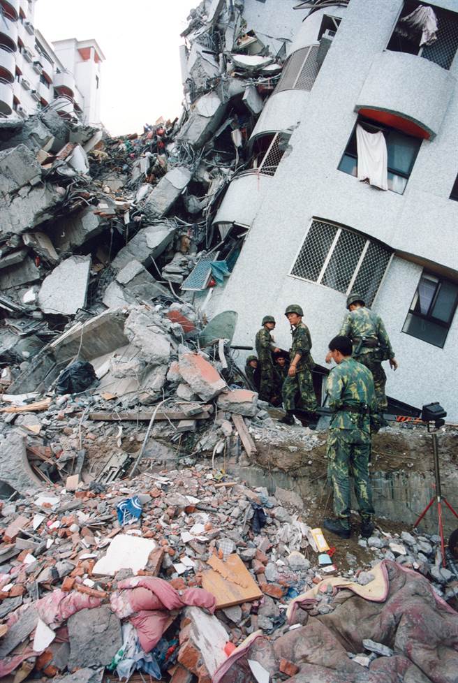 921北市唯一倒塌的東星大樓，造成87人死亡，災情發生後國軍加入搶救行列。（圖／中時資料照）