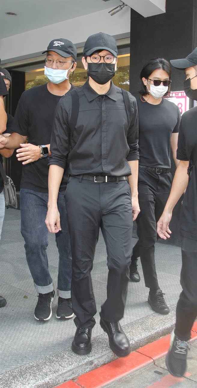 JJ林俊杰赴灵堂哀悼。（图／吴松翰摄）