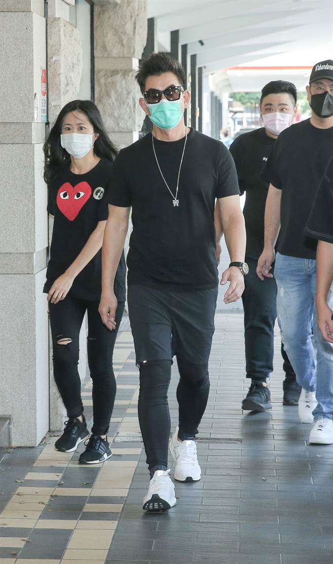 任贤齐不舍痛失小师弟，今赴灵堂悼念小鬼。（图／吴松翰摄）