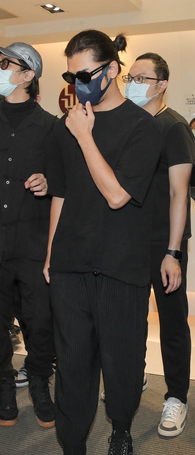 曾与小鬼组团的陈柏霖赴灵堂哀悼。（图／吴松翰摄）