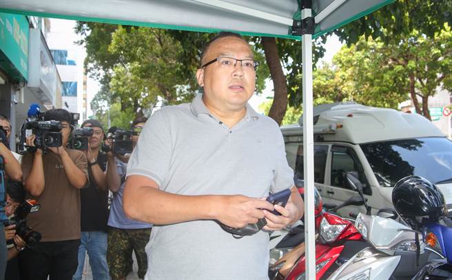 导演明金城赴灵堂哀悼。（图／吴松翰摄）