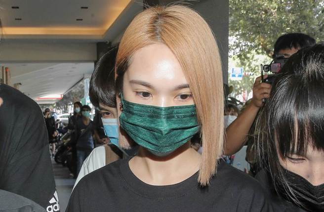 杨丞琳二度赴灵堂悼念小鬼。（图／吴松翰摄）