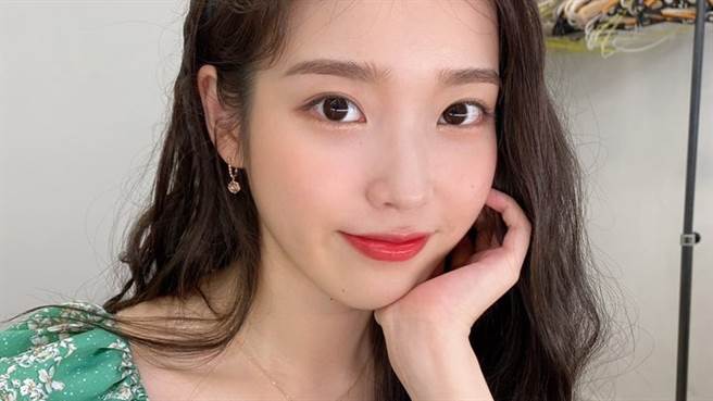 IU超狂演唱會造型「胸前挖空」下半身也透視（圖／twitter@_IUofficial）