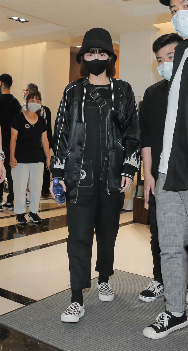 峮峮在下午2点45分时离开灵堂。（图／吴松翰摄）