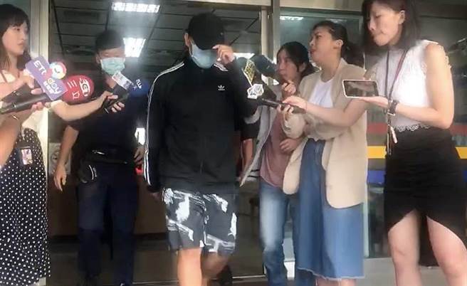 21岁柯姓男子因不满邱姓女子在网路上的言论，19日深夜在信义计画区朝邱女泼粪，警讯后依公然侮辱函送法办。（民眾提供／李文正台北传真）