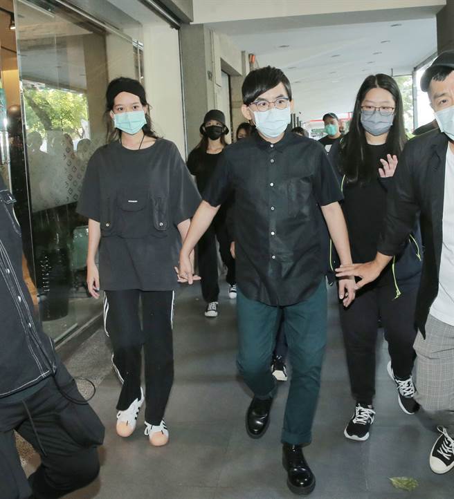 黄子佼、孟耿如现身致意。（图／吴松翰摄）