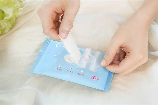 爱康凉感洁净湿纸巾含甘油之有机保湿成分，水润不黏腻，pH值3.8~4.5呵护私密肌酸碱平衡，含薄荷醇乳酸脂，清新适凉。（图／品牌提供）
