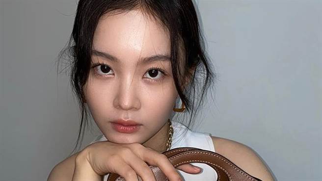 23岁女星李遐怡 (이하이)跳槽后大解放 深V至肚脐辣泄「胸口刺青」（图／IG@leehi_hi）