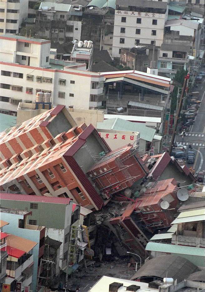921大地震，集集大地震造成台中東勢地區嚴重的災情，從直昇機鳥瞰下去，到處可見大樓倒塌的斷垣殘壁。（中時資料照 游智勝攝）