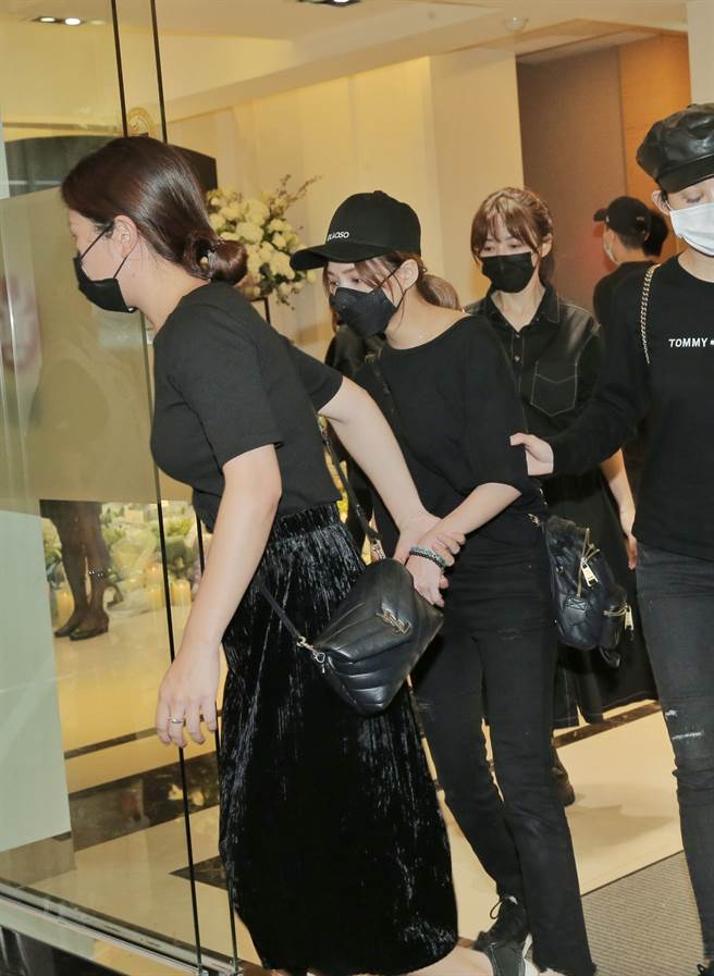 熊熊悼念完小鬼后飞奔离开。(图／卢祎祺摄）