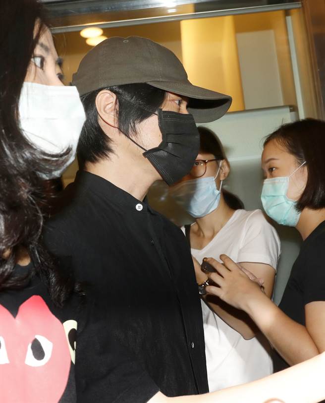 五月天怪兽也到小鬼灵堂悼念。(图／卢祎祺摄)