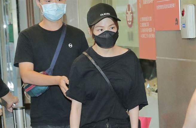 熊熊到小鬼灵堂致意。（吴松翰摄）