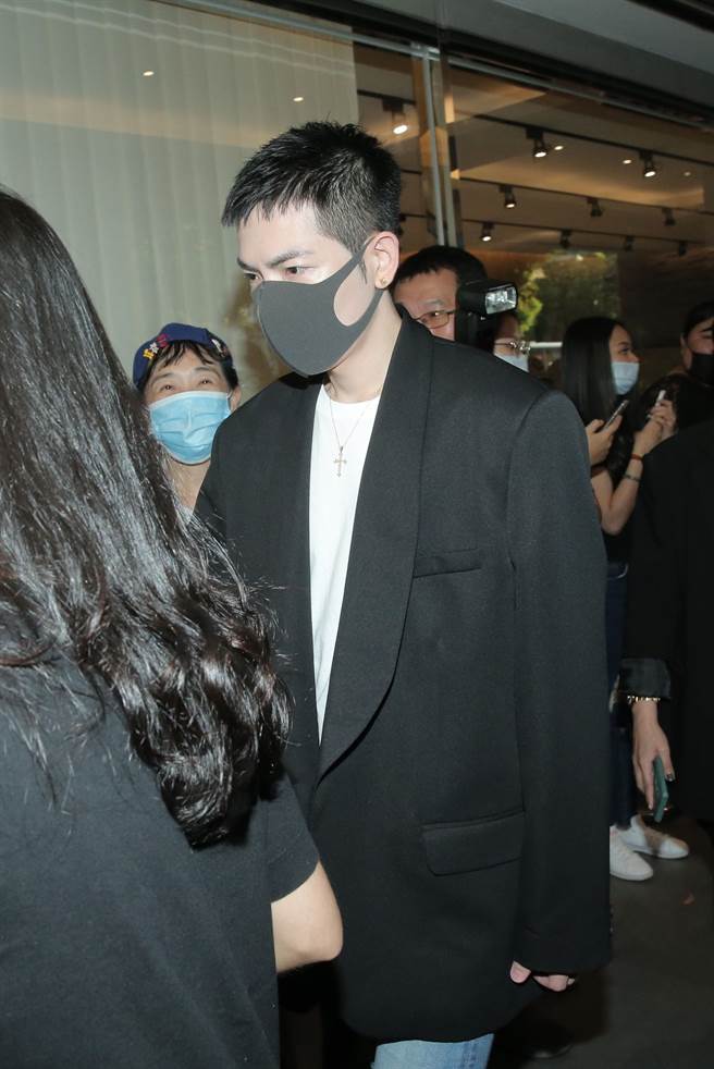 萧敬腾赶在最后一小时到灵堂悼念小鬼。(图／卢祎祺摄)