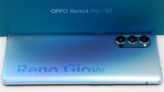 OPPO Reno4 Pro机身与部分盒身。(黄慧雯摄) 
