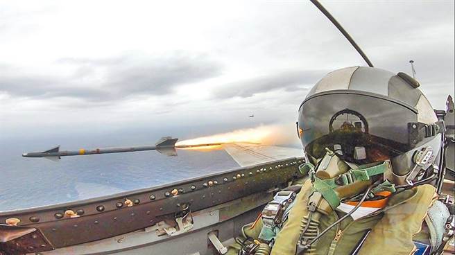 两岸是否开战，成为网友热议话题。图为IDF战机在汉光35号演习中，射击天剑一型飞弹。（图/军闻社提供)