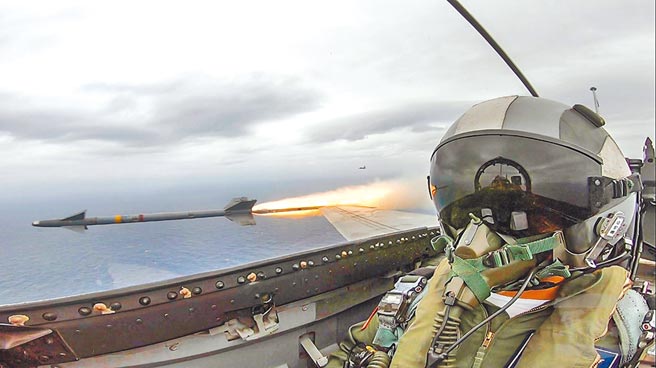 国防部将第一击定义修改为自卫反击权，强调我方在面对敌机时，仍不会主动攻击。图为IDF战机在汉光35号演习中，射击天剑一型飞弹。（军闻社提供)