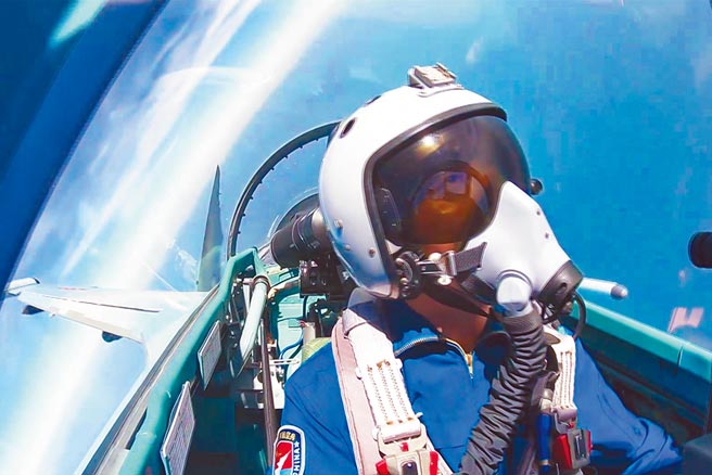 共军今又演习，图为昔日大陆空军飞行员驾驶轰－6K等多型战机远洋训练战巡南海。（新华社）