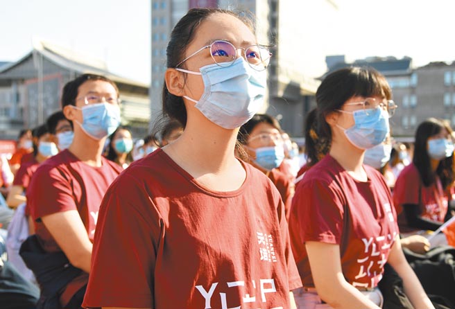 北京新冠肺炎疫情防控形势升温，北京市教委新闻发言人李奕29日表示，北京市中小学应于2021年1月29日(星期五)结束本学期工作，1月30日(星期六)起放寒假。（新华社）