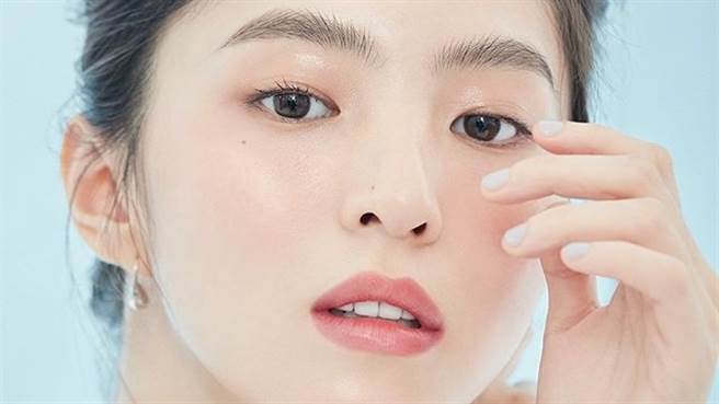 「最美小三」韩素希低胸上衣 转身背部全空泄雪白嫩肌（图／IG@biotherm.kr）