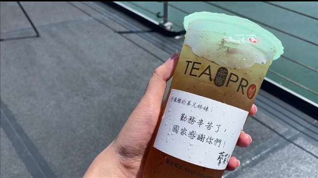 天气热体恤辛苦官兵，蔡英文买饮料慰劳官。(总统府提供)