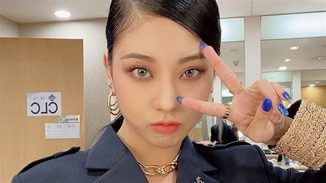 23岁女星张丞延(장승연)「上衣绑至胸下」伸手泄超狂纤腰马甲线（图／IG@seung_monkey）