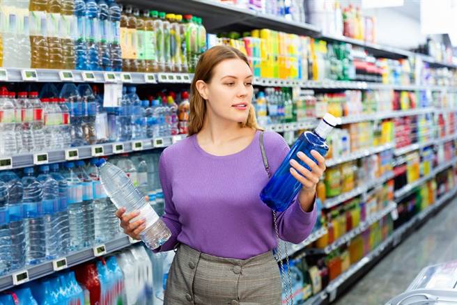 在超商买水虽是花小钱，这些「这一点而已」长久累积下来，就会成为一笔巨大支出。此为示意图。(达志影像/shutterstock)