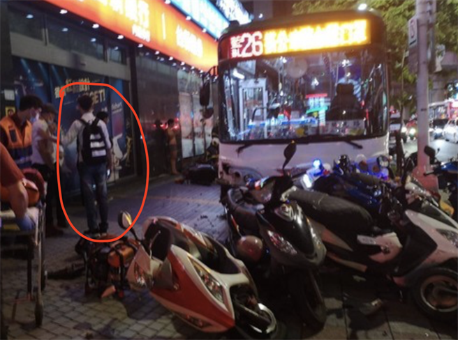 案发当时许姓记者在附近用餐，在混乱中协助公司拍摄第一手新闻，却在离开现场后，接获警方电话通知，该名死者就是自己的父亲，让他情绪几近崩溃。（图／民眾提供）