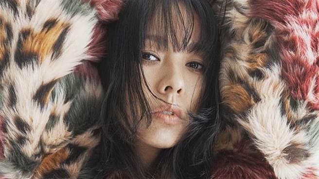 41岁女星李孝利「下半身没穿」邪恶视角直逼蜜桃臀（图／IG@apparelnews.co.kr）