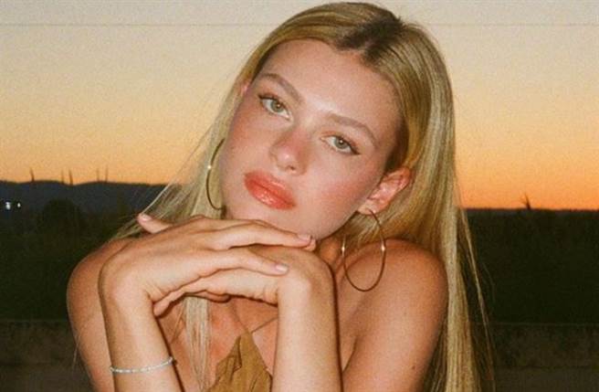 布魯克林（Brooklyn Beckham）及妮寇拉佩茲（Nicola Peltz）這對小夫妻時不時就會發出合照示愛。（圖／IG@nicolaannepeltz）