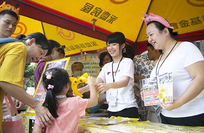 永庆房屋同仁共襄盛举当地活动，一同和民眾度过愉快的周末。（图／业者提供）