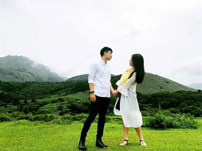 翁世颖(图左)挑战百万年薪，希望和女友共享幸福人生。