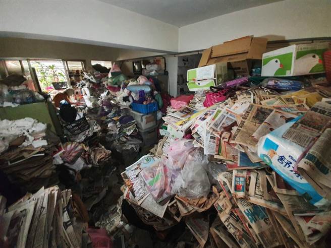板桥某处公寓惊见「报纸山」、垃圾堆满屋。(照片/游定刚 拍摄)