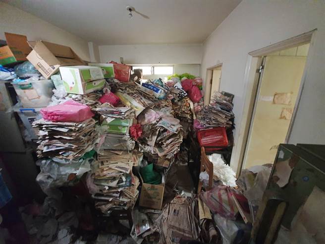 满屋堆放杂物，景象惊人。(照片/游定刚 拍摄)