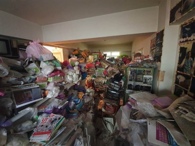 报纸、杂物囤积屋内超过20年，几乎没空间可行走。(照片/游定刚 拍摄)
