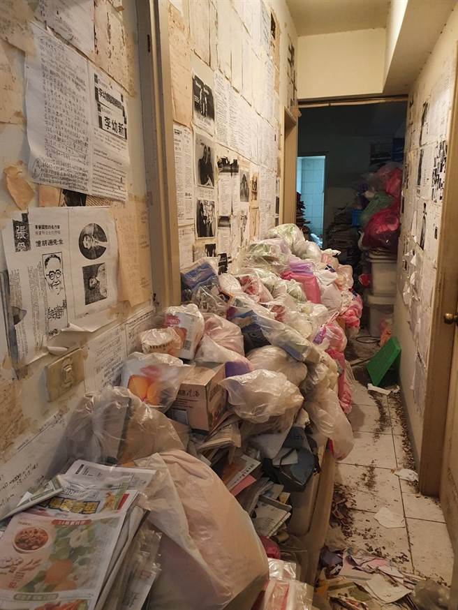 屋内走道堆满垃圾包、杂物，环境相当脏乱。(照片/游定刚 拍摄)