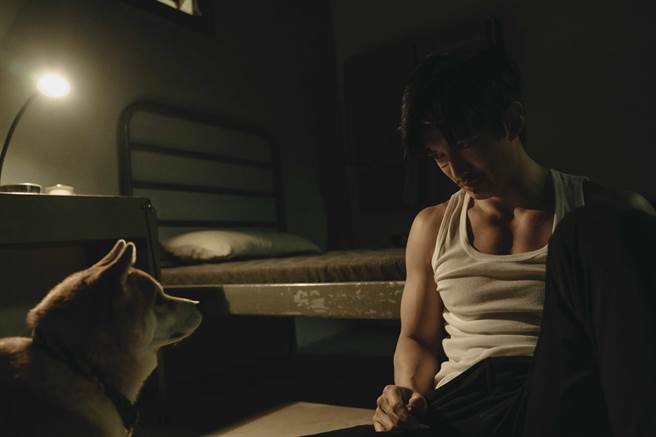 《黑喵知情》王家梁飾演的羅育祺有創傷症候群，常夜不成眠。（LINE TV提供）