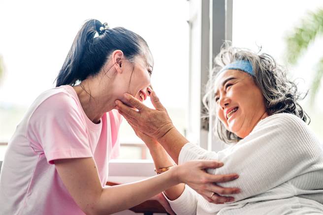 一名糊涂的人妻表示，自己昨晚不小心将手机遗落在洗衣机，没想到隔天一早看到婆婆在桌上放了一迭千元钞票要他去买新手机。(图取自达志影像/示意图非当事人)