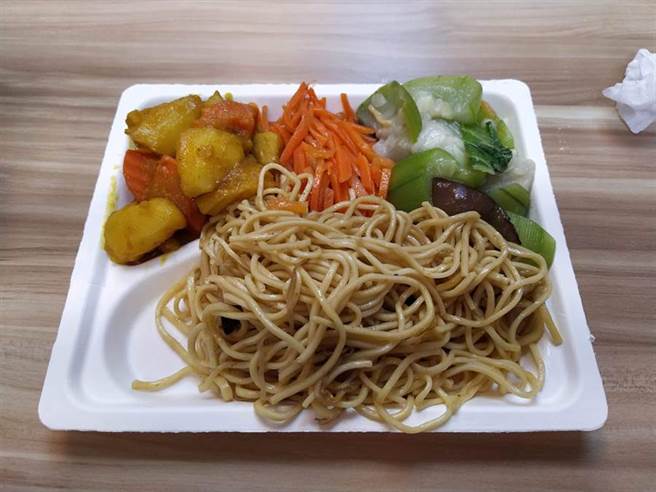 日前一张3菜1麵的素食自助餐价格引发热议 (图／爆怨公社)