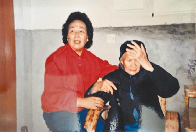 見到從台灣返鄉的女兒們，外婆（右）遮臉哭泣，疑在夢中。（作者提供）